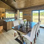 בית נופש 4 Bedroom Stunning In
