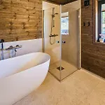 4 Bedroom Stunning In Hébergement de vacances *